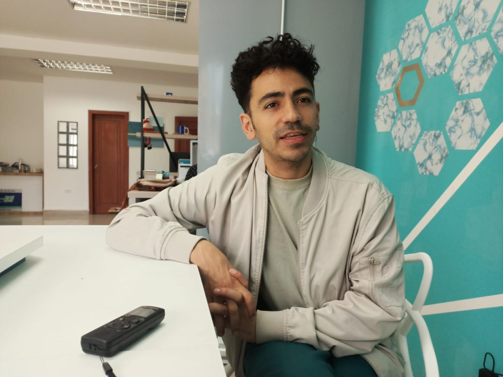 Edison Galván Valarezo es uno de los artistas que participan en la obra.