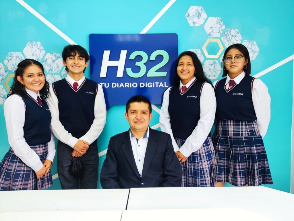 Los estudiantes autores del proyecto y el docente tutor, en su visita al diario digital HORA32.