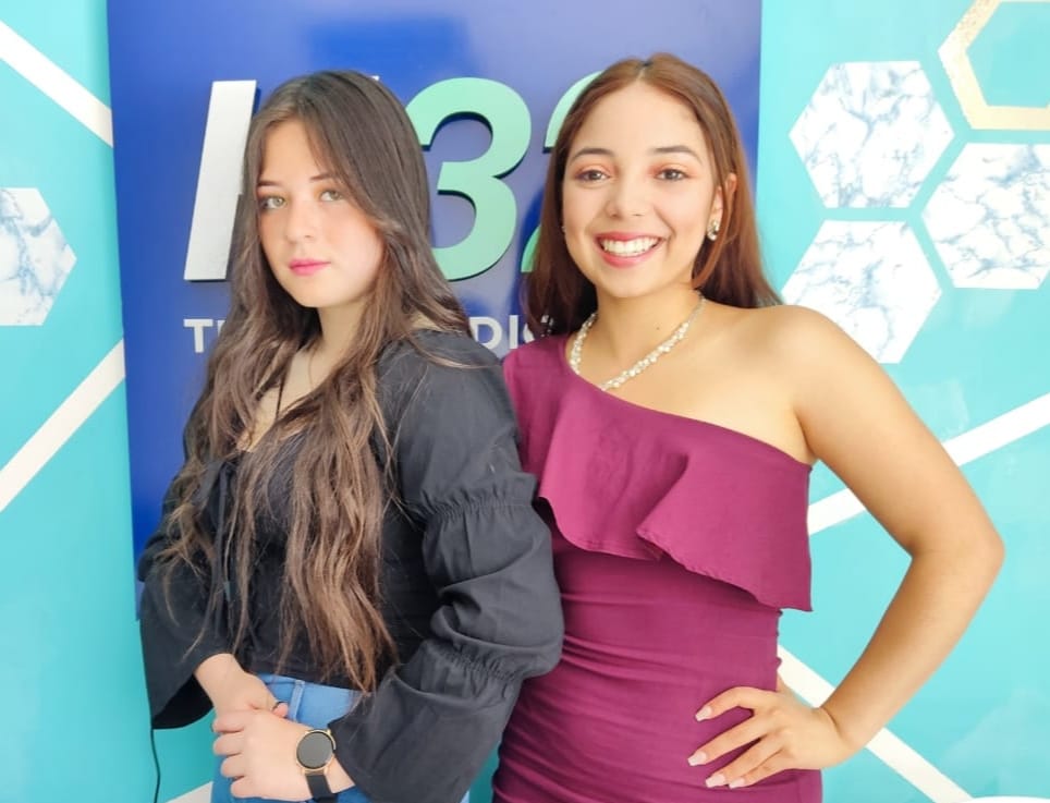 La Virreina, Alessia Karolina Flores, y la Reina, Génesis Monserrate Piedra, invitan a los actos del próximo sábado 26 de noviembre.