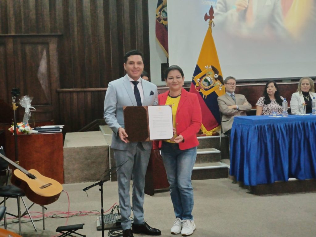 La legisladora Isabel Enrríquez junto al homenajeado, Víctor Hugo Samaniego Luna.