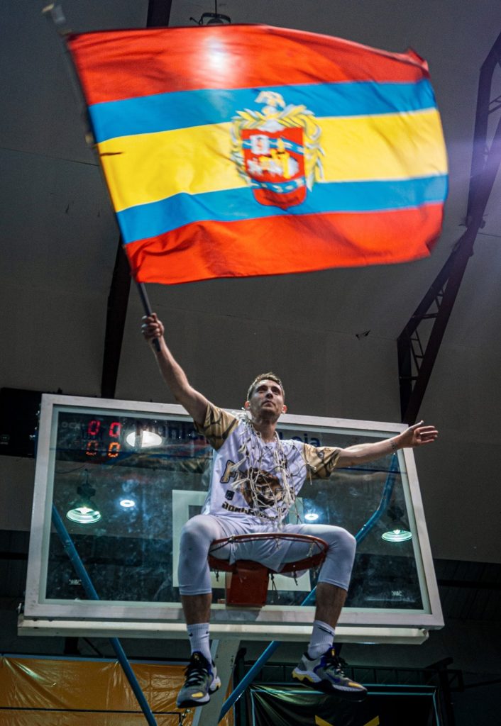 Loja, con el Club Jorge Guzmán. es el monarca de la primera temporada de esta Liga Nacional.