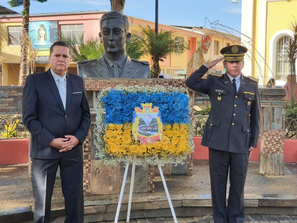 Un evento que se cumplió por los 144 años de cantonización de Celica fue la colocación de ofrendas florales en homenaje al teniente Maximiliano Rodríguez.