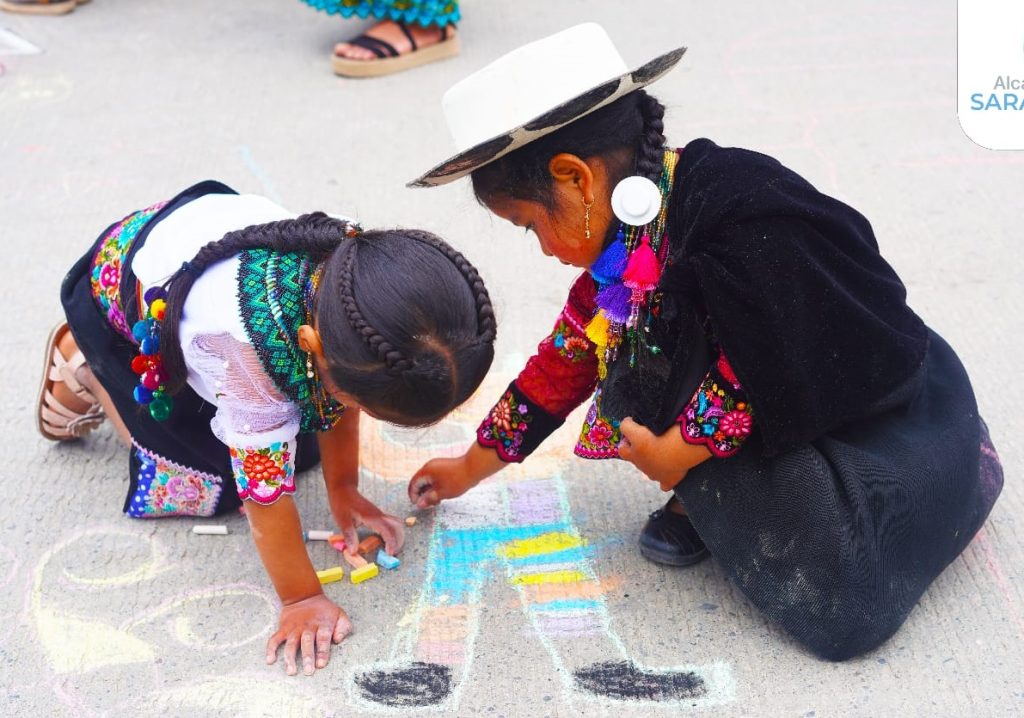 Los niños plasmaron varios dibujos a lo largo de la calle Loja.