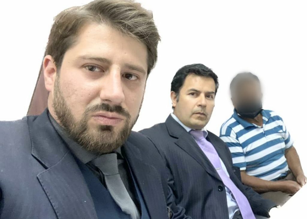 Pablo Celi Benavides (izq.), Andrés Vallejo Aguirre patrocinan a Gonzalo M. Ch.