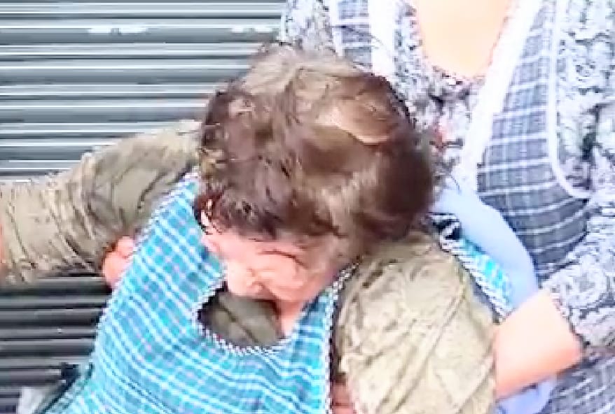 La mujer habría sido agredida por los agentes de control.