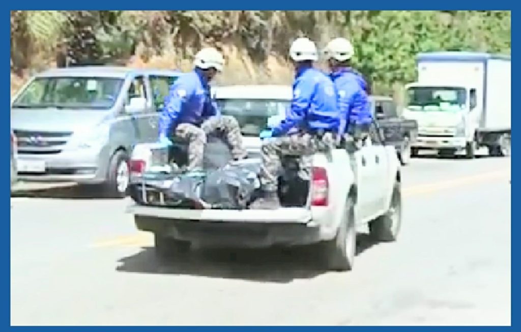 Los policías del Grupo de Operaciones Especiales trasladaron los cadáveres a la morgue.