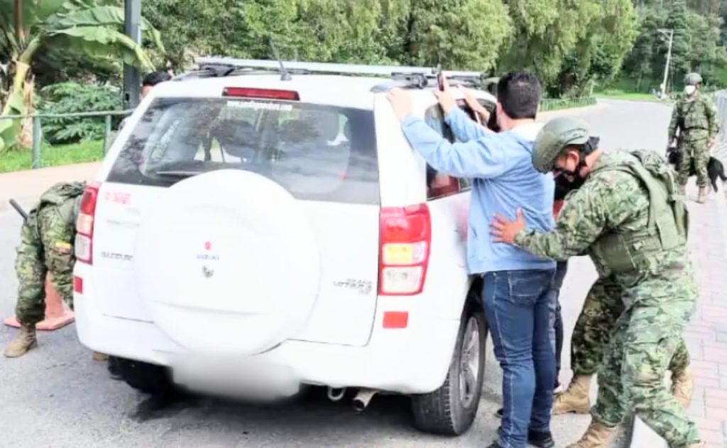 Los controles camex permiten a los militares registrar los vehículos y a sus ocupantes.