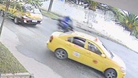 En un vídeo se puede observar que el taxista sale intempestivamente y por eso el motorizado se habría chocado contra ese vehículo. (imagen captura de vídeo)