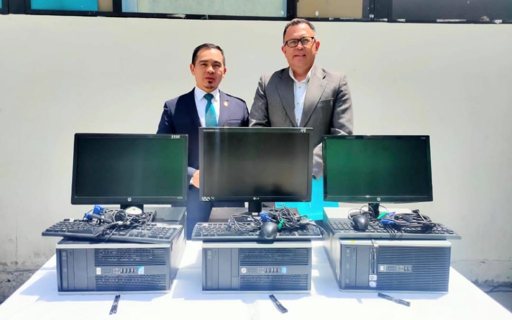 Ángel Torres Machuca (izq.) y Paúl Aguilar Sotomayor durante la entrega de los equipos informáticos.