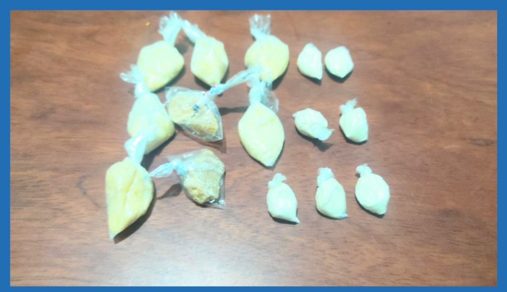 La sustancia, que los agentes Antidrogas decomisaron, está custodiada por los uniformados.