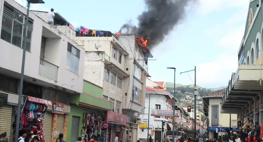 En un edificio de la esquina de las calles 18 de Noviembre y Azuay ocurrió un incendio la tarde de ayer.