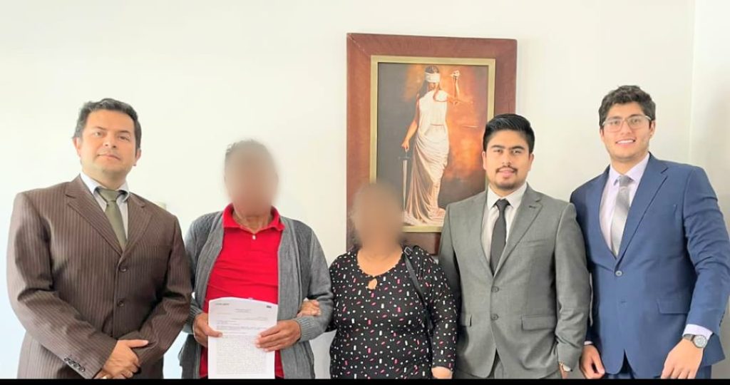 El exobrero junto a los abogados que lo patrocinaron.