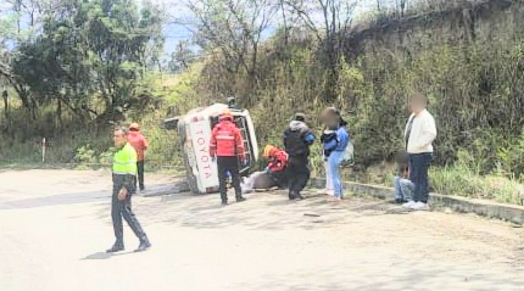 En la camioneta viajaban 5 personas: cuatro pasajeros y el conductor.
