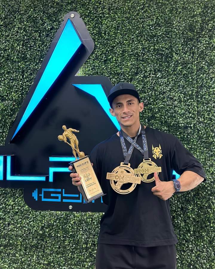 Israel Qhishpe Condoy muestra las medallas que consiguió.