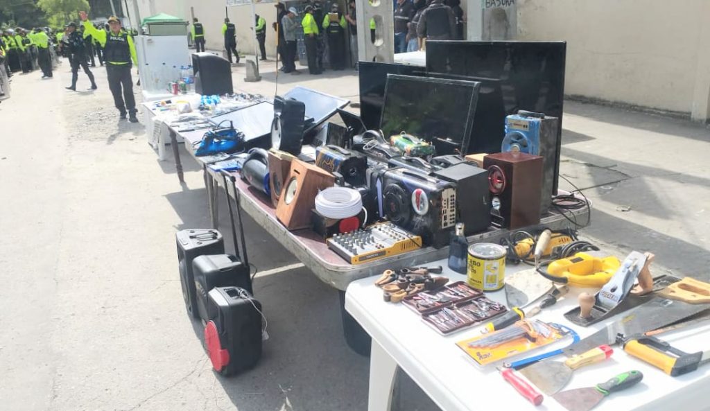 La abundancia de los objetos decomisados daba el aspecto de ser un 'mercado de pulgas'.