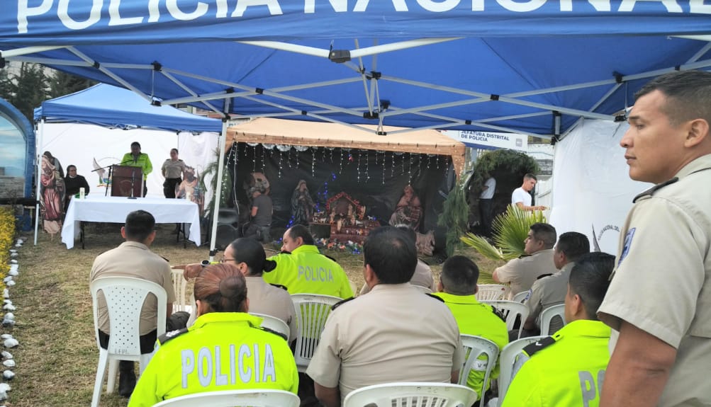 Al pie de la gruta de la Virgen del Cisne, de la Policía de Loja, se realiza el evento.