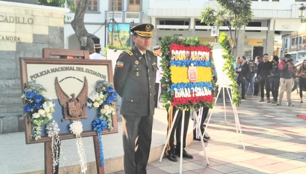 La entidad uniformada colocó una ofrenda floral.