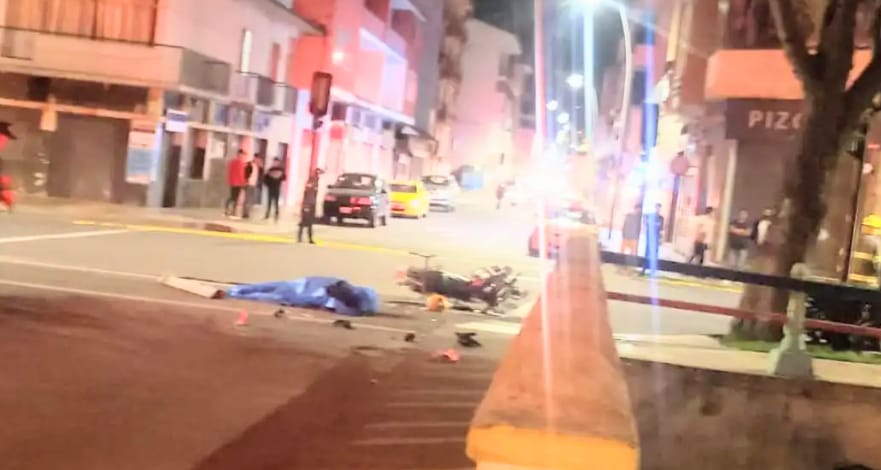 El accidente ocurrió en la esquina de la avenida Universitaria y calle Azuay. (fotografía de archivo)