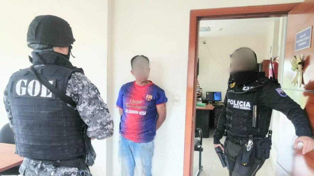 Los policías motorizados detuvieron al ciudadano tras haber cometido la fechoría.