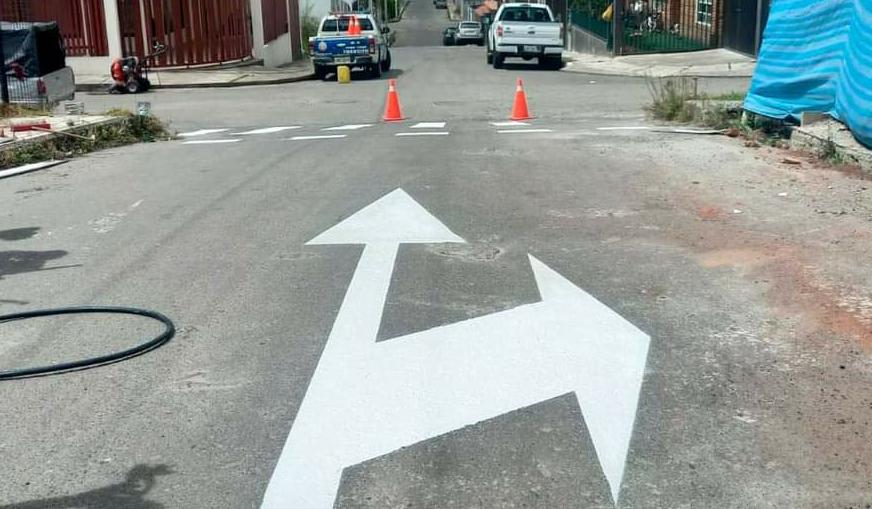 Los peatones y vehículos deberán respetar las señales reglamentarias.