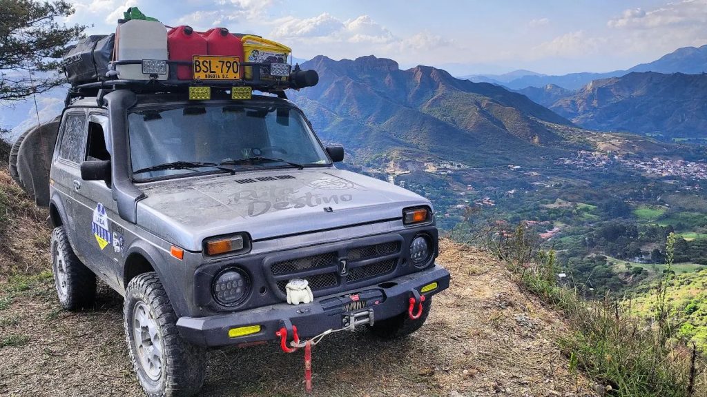 ‘Errante’, un Lada Niva del año 2005, es el vehículo en el que viaja la pareja y ‘Chiqui’, su mascota.