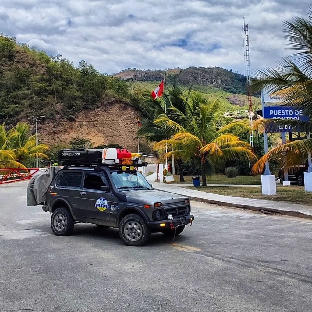 Tras estar en la provincia de Loja, los dos aventureros colombianos atravesaron el puente internacional de La Balsa, en plena frontera entre Ecuador y Perú.