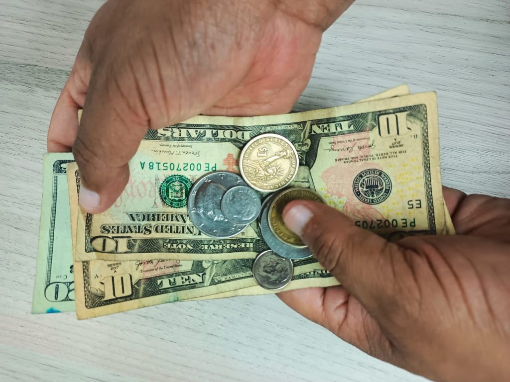 El nuevo salario representa un incremento del 6% en relación al que se fijó para 2022, que fue 425 dólares.