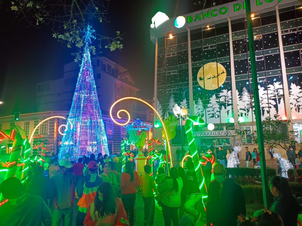 Son 21 años que el Banco de Loja realiza el encendido de su árbol en la plaza de Santo Domingo.