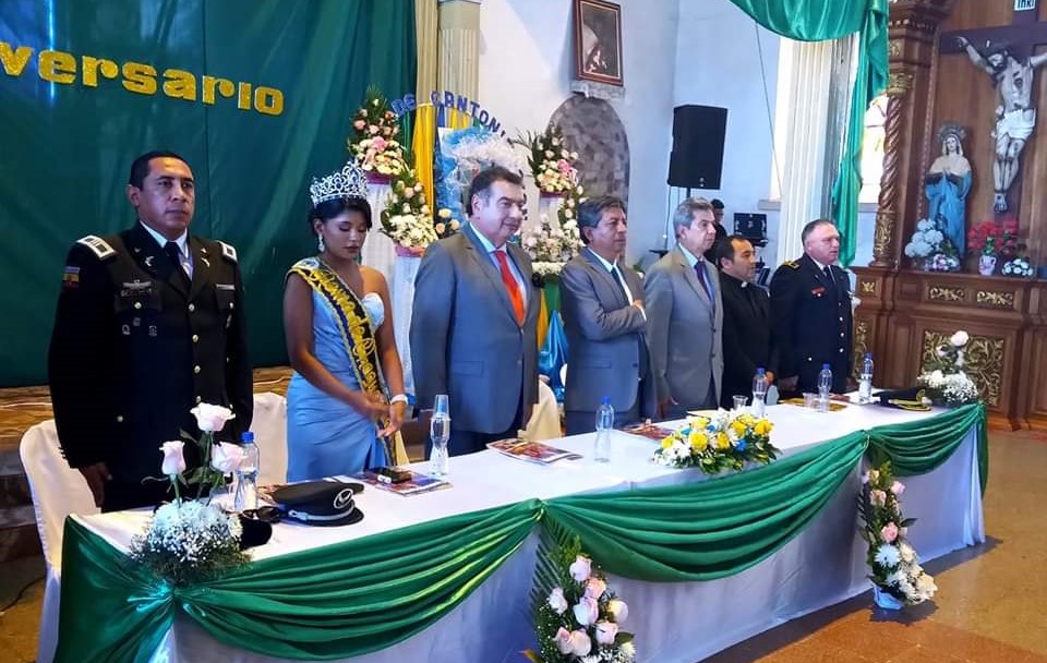 Autoridades presentes en la sesión solemne por los 37 años de vida política de Chaguarpamba.