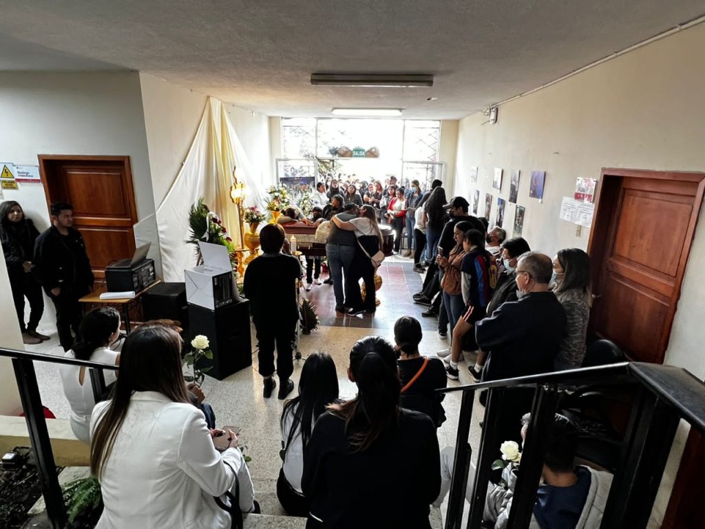 En la Carrera de Comunicación, este martes 6 de diciembre, se levantó una capilla ardiente.