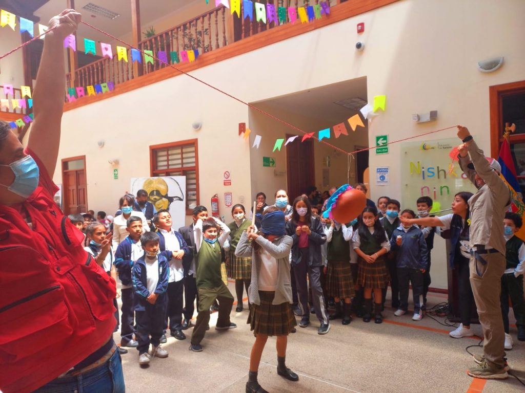 Los niños participaron del tradicional juego de las ollas encantadas.