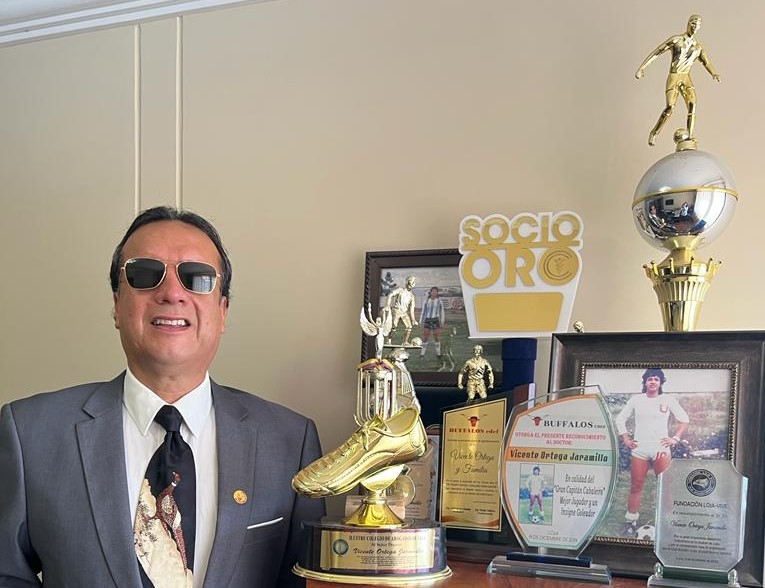 El deportista lojano, durante su trayectoria, ha obtenido varios trofeos, premios y reconocimientos. Uno de ellos, el Botín de Oro, cuando jugó con el Colegio de Abogados, en Esmeraldas.