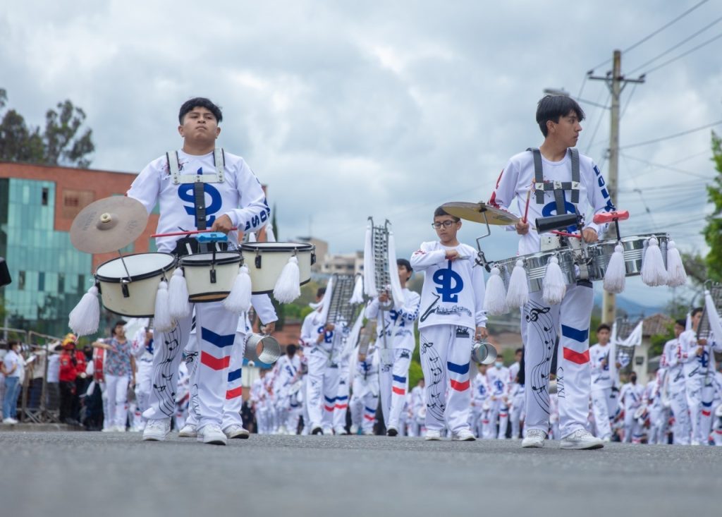 Los planteles educativos rindieron su homenaje a Loja.