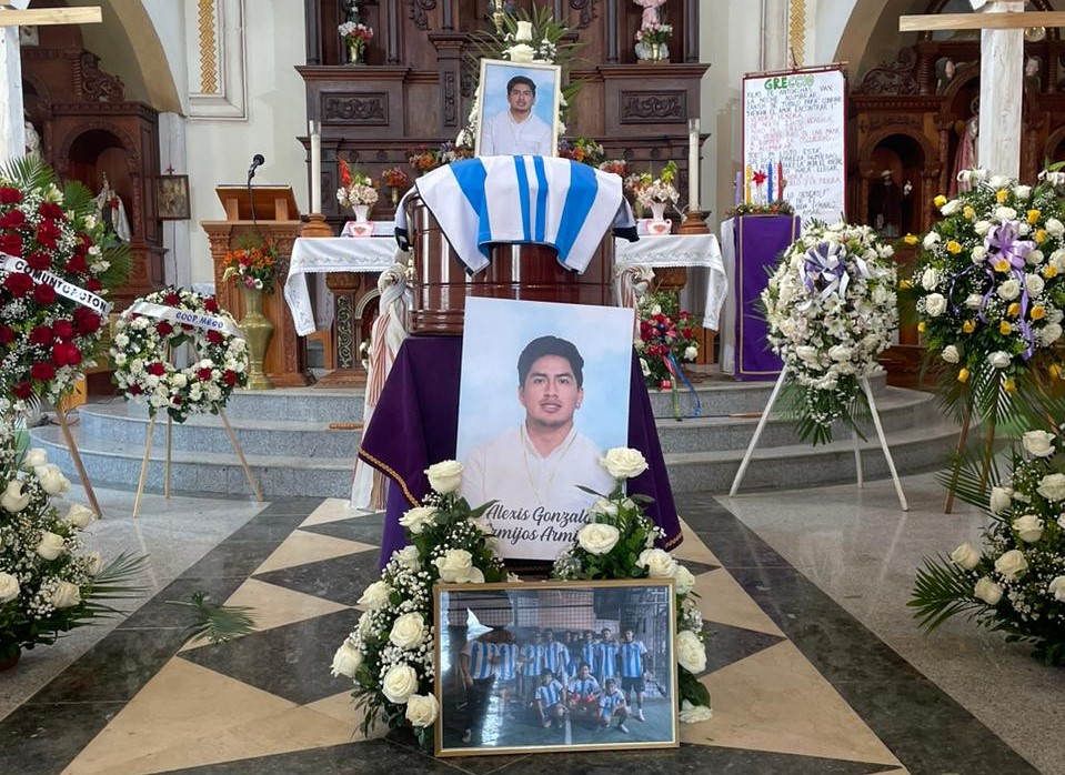 En el barrio que lo vio nacer hace 22 años se levantó la capilla ardiente.