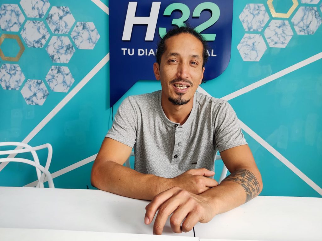 El lojano tiene 42 años y su fuerte son las artes escénicas, trabaja en circo desde hace 22 años. También es gestor cultural.