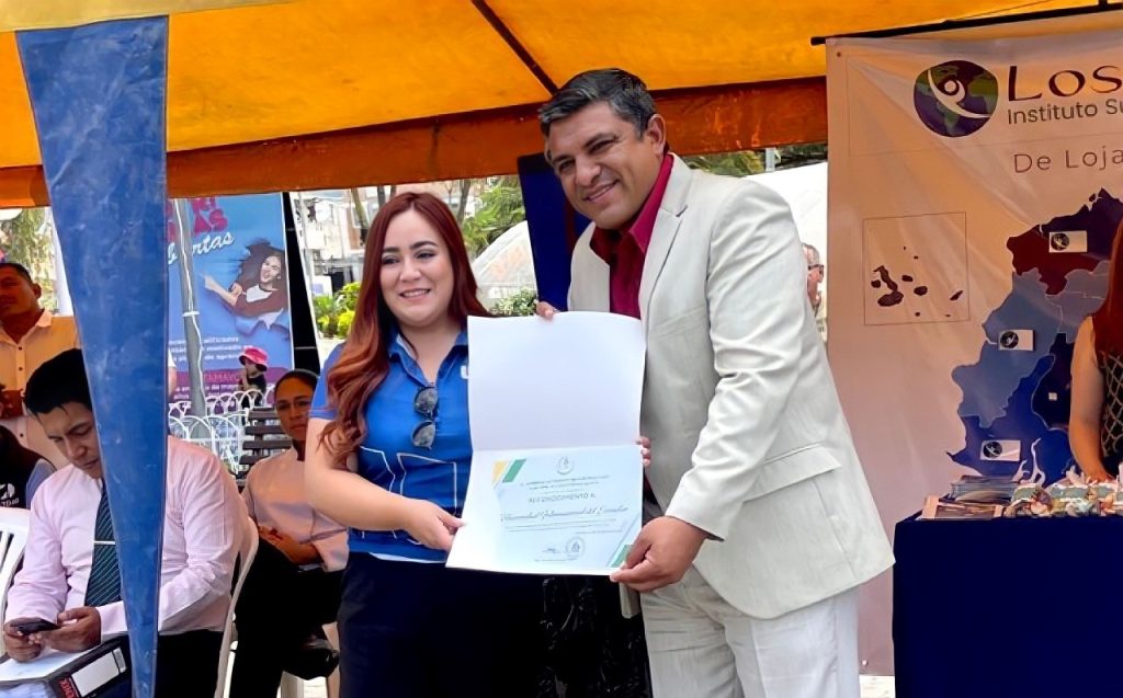 La UIDE Loja, a través de Karen Janina Rojas Mendieta, recibió un reconocimiento por parte del Municipio.
