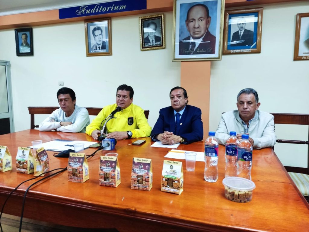 Aulio Gelio Ojeda, secretario; Henry Carrión, presidente; Vicente Ortega Jaramillo, vicepresidente y Eduardo Vélez Espinosa, durante la rueda de prensa de este miércoles.