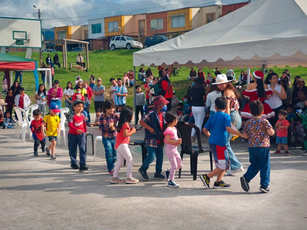 El baile de la silla fue uno de los concursos en el que participaron los niños.