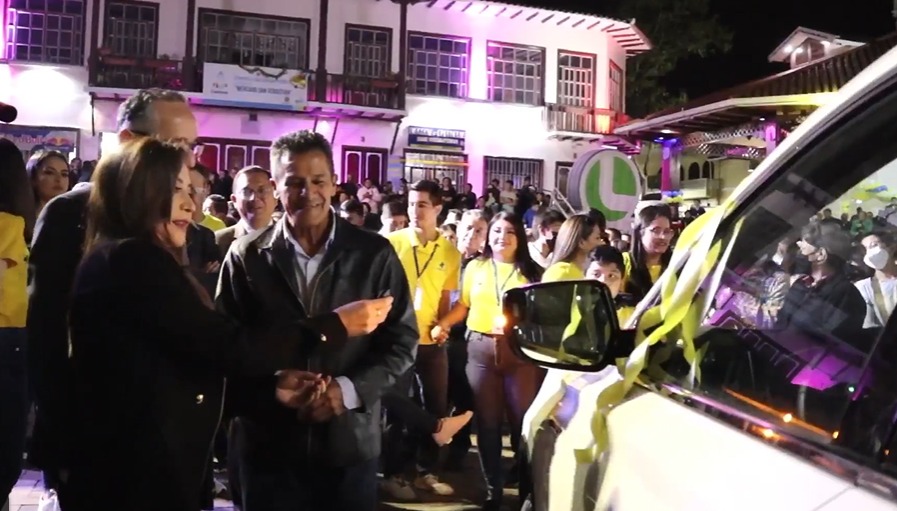 El ganador recibiendo el vehículo.