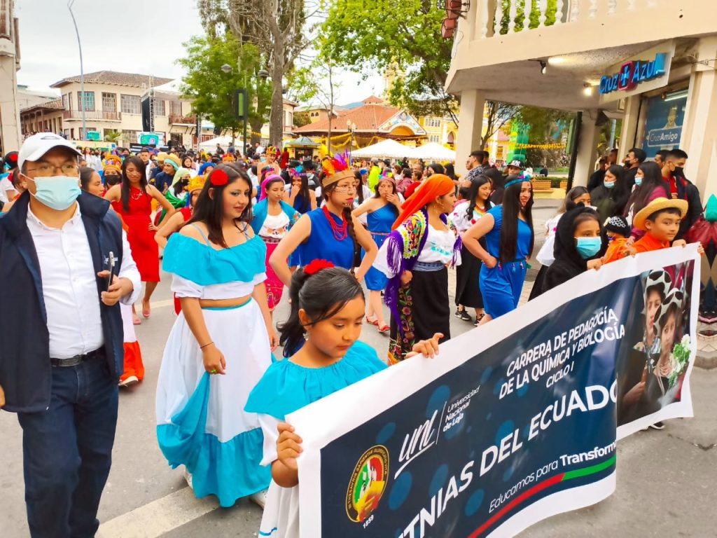El Desfile de confraternidad universitaria congregó a una gran cantidad de personas.