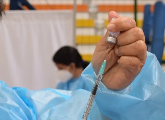 La segunda dosis de refuerzo se puede aplicar luego de cuatro meses de la primera.