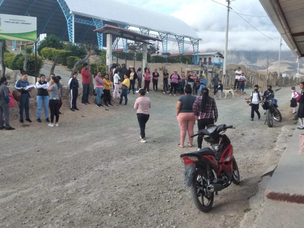Los padres de familia colocaron seguridades en el acceso al establecimiento fiscal.