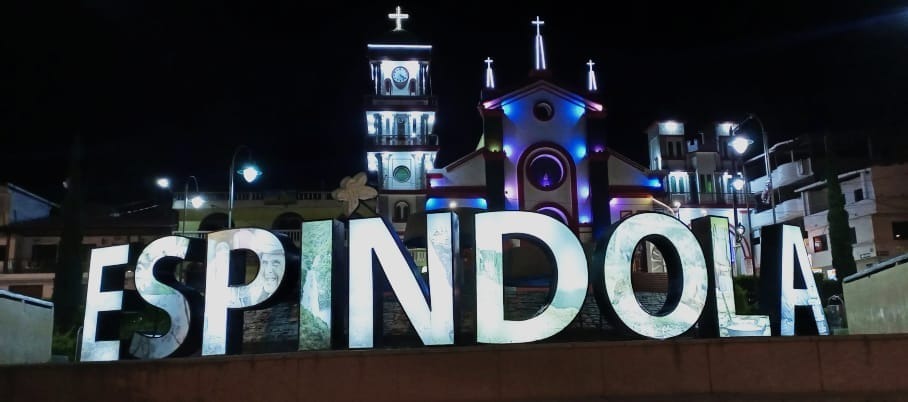 Amaluza es la cabecera cantonal de Espíndola. Está ubicada en la frontera con el Perú.