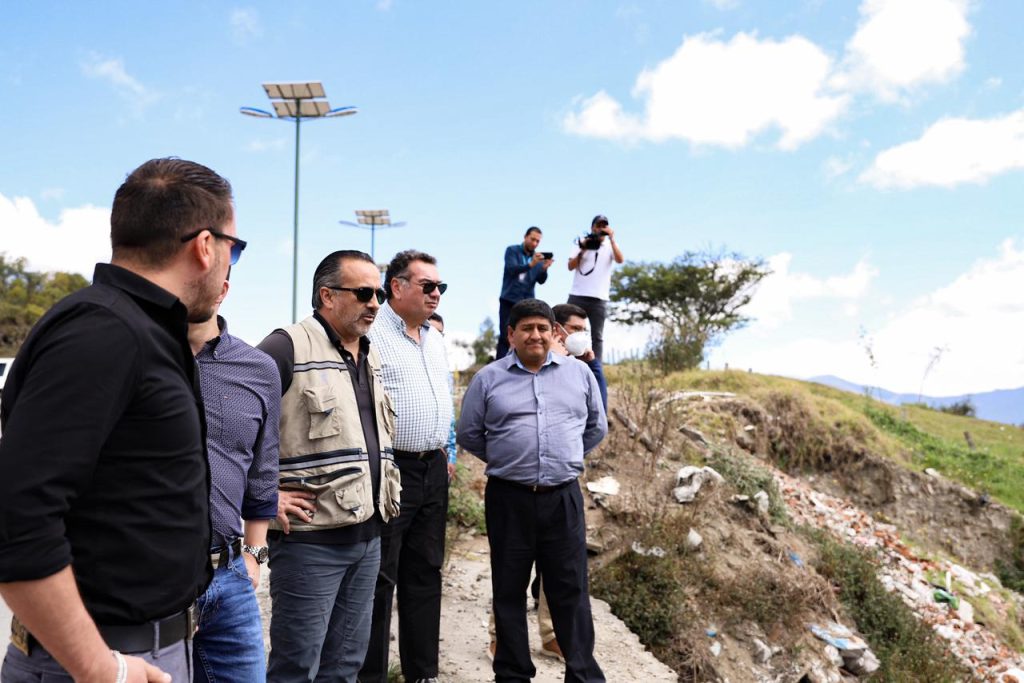 El ministro durante su recorrido por el Paso Lateral de Loja.