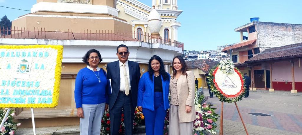 Amada Loján y Luis Olmedo Mora, de la clínica Nefroloja; Silvia Pasaca, dirigente de los contadores, y Tatiana Correa Rojas, de Camel, en la colocación de las ofrendas florales.