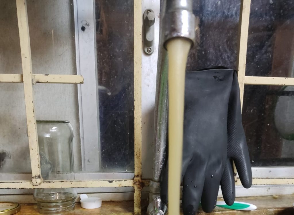 Esta fue la apariencia del agua en varios barrios lojanos, el último miércoles.