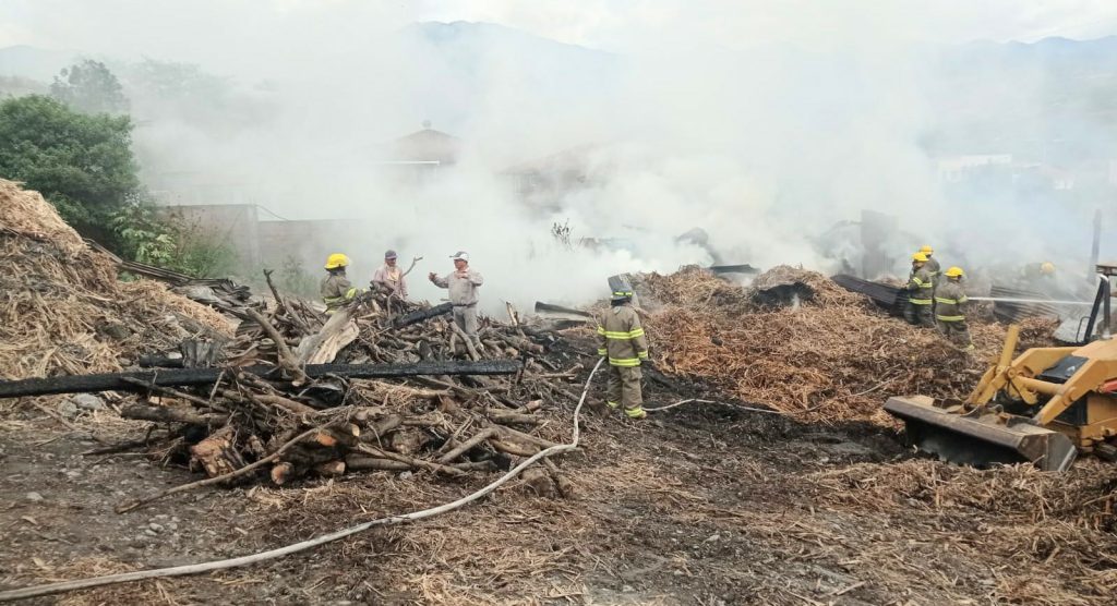 A la emergencia acudieron 10 bomberos.