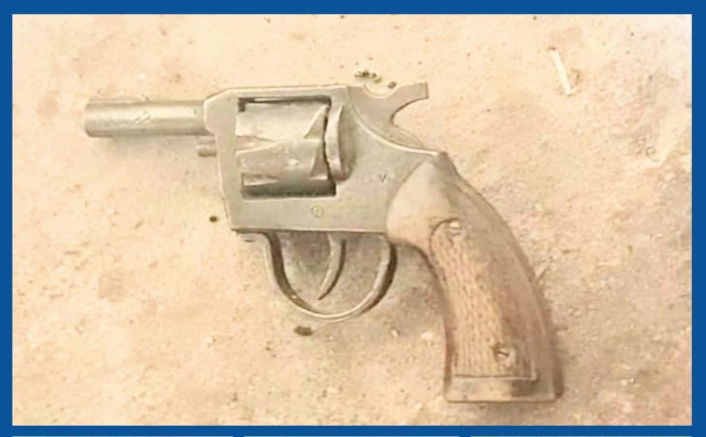 Debajo del colchón, en donde los 3 ciudadanos descansaban, se encontró el arma de fuego.