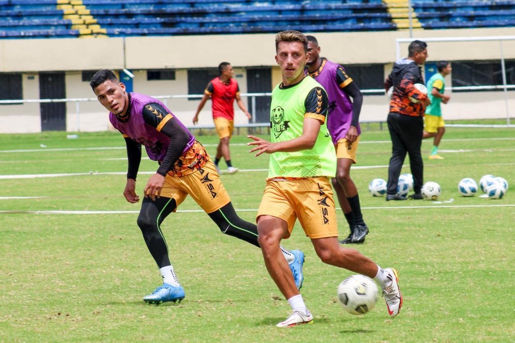 El trabajo de ayer fue en el estadio Reina del Cisne.