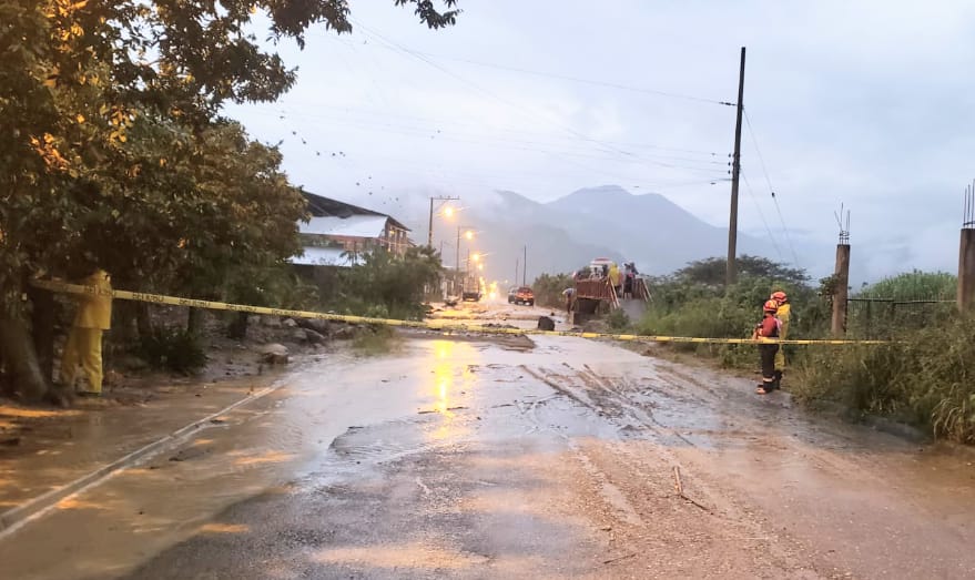 Algunas familias fueron evacuadas por los bomberos.